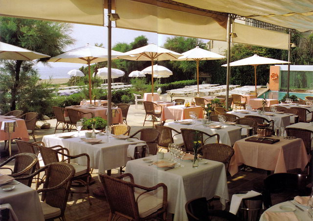 Fullet promocional del restaurant i beach club Tropical de Gav Mar (principis del segle XXI) (Imatge de la terrassa del restaurant)
